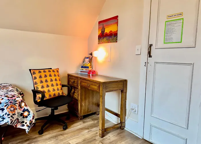 Private Room With Two Twin Beds Air Conditioning And Shared Bathrooms Located Near Seatac Airport And Downtown Seattle