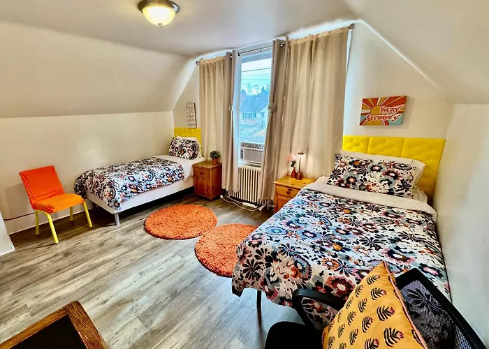Private Room With Two Twin Beds Air Conditioning And Shared Bathrooms Located Near Seatac Airport And Downtown Seattle